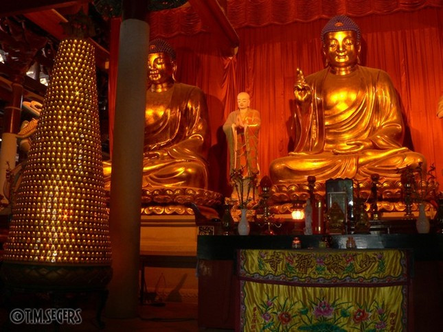 Đến đầu thời nhà Đường, danh tiếng về võ công của các nhà sư Thiếu Lâm được biết đến nhiều. Một bia đá ở ngôi chùa này được dựng vào năm 728 đã mô tả lại việc các nhà sư chiến đấu giúp Lý Thế Dân trong cuộc chiến lên ngai vàng.