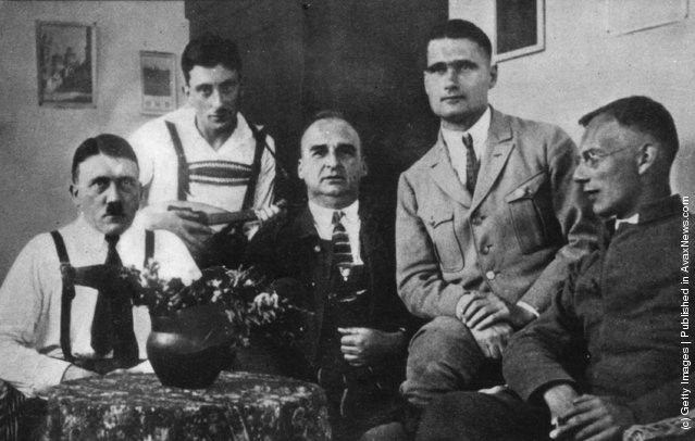 Trong thời gian ngồi tù trong nhà tù Landsberg, một số "vị khách" ghé thăm Hitler. Ảnh chụp vào tháng 12/1924.