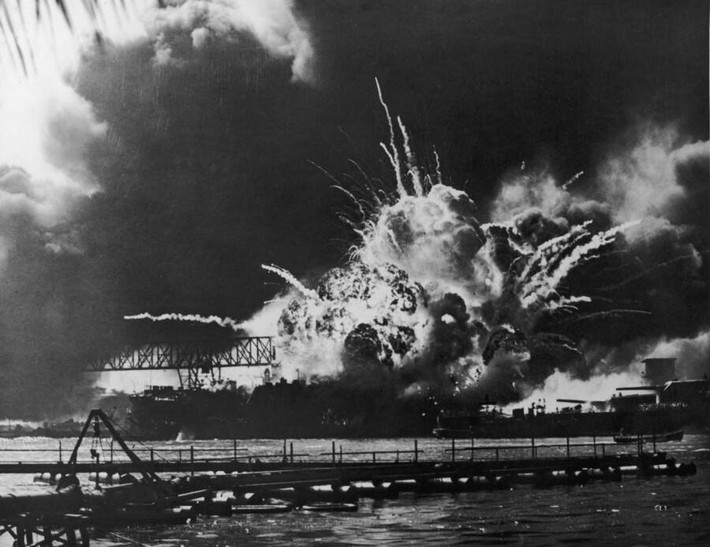 Nhật Bản bất ngờ tấn hạm đội Mỹ ở Trân Châu Cảng vào ngày 7/12/1941. Sự kiện này khiến Mỹ chịu tổn thất lớn: khoảng 2.400 người thiệt mạng và khoảng 1.000 người khác bị thương. Hơn 20 tàu chiến và nhiều máy bay bị phá hủy. Sau sự kiện này, Mỹ chính thức tham gia Thế chiến 2 và gia nhập phe Đồng minh chống lại phe Trục phát xít.