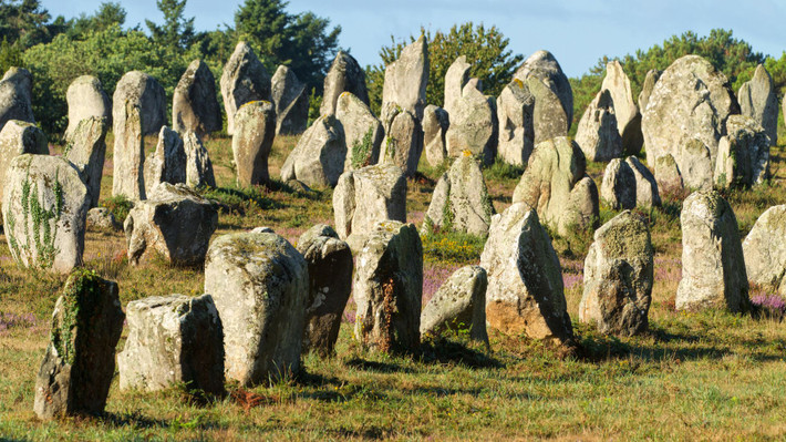 Hơn 3.000 cột đá Carnac tại bờ biển Brittany đông bắc Pháp là bí ẩn lớn mà giới khoa học vẫn cố gắng giải mã. Những cột đá cự thạch được sắp xếp thành một đường hoàn hảo trải dài hơn 12 km.