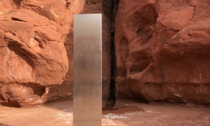 Những khối kim loại sáng bóng xuất hiện lần đầu tiên ở bang Utah, Mỹ là vào ngàu 18/11/2020. Sự kiện này mở đầu cho một bí ẩn lớn. Nguyên do là bởi đến ngày 27/11/2020, khối kim loại này biến mất kỳ lạ.
