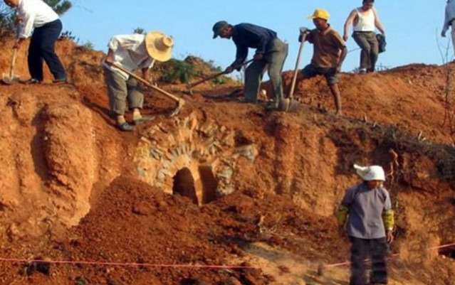 Qua kiểm tra, các chuyên gia nhân thấy nắp quan tài vẫn đóng chặt chứng tỏ nó chưa từng bị mở ra sau khi chôn cất. Điều này cũng đồng nghĩa với việc không có tên trộm mộ nào từng đột nhập vào bên trong để đánh cắp cổ vật quý giá.