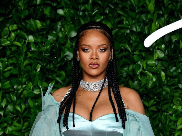 Trong đó, nổi tiếng là dự đoán về việc Rihanna mang thai, Nick Jonas và Priyanka Chopra vui mừng đón con đầu lòng.