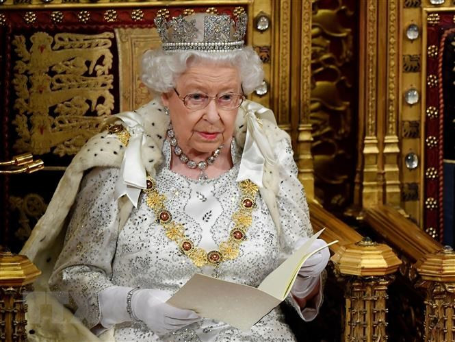 Khi tiên đoán về Nữ hoàng Elizabeth II trở thành sự thật, nhà ngoại cảm Hannah cho biết: "Tôi luôn quan tâm đến văn hóa đại chúng và những người nổi tiếng. Vì vậy, tôi đưa ra nhiều dự đoán về họ. Tôi luôn biết điều gì sẽ xảy ra. Nó giống như một hình ảnh mà tôi có được về một điều gì đó sẽ xảy ra".