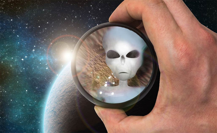 Bí ẩn lớn khiến giới khoa học "rối não" trong nhiều thập kỷ qua là UFO và người ngoài hành tinh có thực sự tồn tại hay không. Trong khi giới chuyên gia chưa đưa ra lời giải chính xác, những người tin vào sự tồn tại của người ngoài hành tinh đã đưa ra một số giả thuyết kỳ lạ.