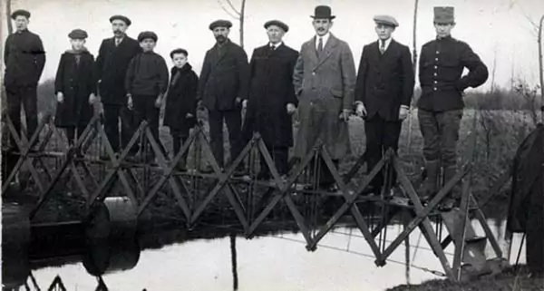 Năm 1926, một sáng chế thú vị được giới thiệu tới công chúng. Đó là cây cầu "di động" có thể dễ dàng lắp đặt và di chuyển tới bất cứ nơi đâu.