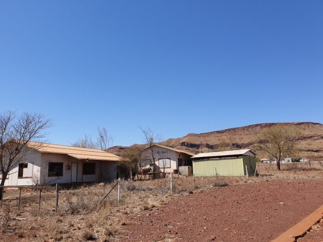 Thị trấn Wittenoom ở vùng Pilbara, Australia là một trong những địa điểm chết chóc rùng rợn khét tiếng thế giới. Nguyên do là bởi hơn 2.000 người đã chết tại Wittenoom do hoạt động khai thác khoáng sản.