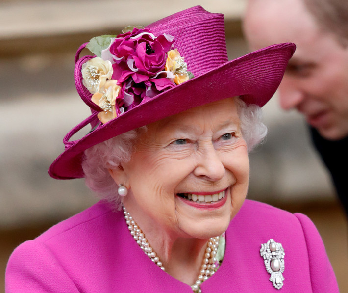 Nữ hoàng Elizabeth II không phải là người thừa kế trực tiếp ngai vàng bởi chú của bà - Vua Edward VIII - mới là người thừa kế tiếp theo. Tuy nhiên, Vua Edqard VIII tự nguyện thoái vị để kết hôn với vị cô gái người Mỹ Wallis Warfield Simpson sau khi đăng cơ chưa được 1 năm.