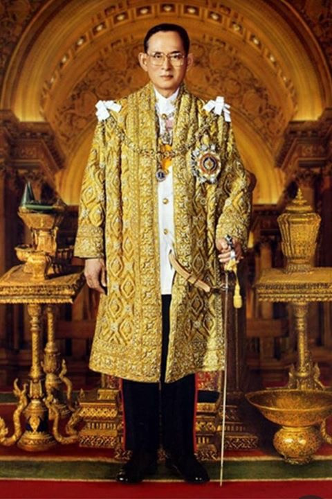 Sinh năm 1927, Quốc vương Bhumibol Adulyadej hay còn gọi Vua Rama IX của Thái Lan kế vị ngai vàng vào ngày 9/6/1946 sau khi anh trai ông là Vua Ananda Mahidol qua đời trong một tai nạn.