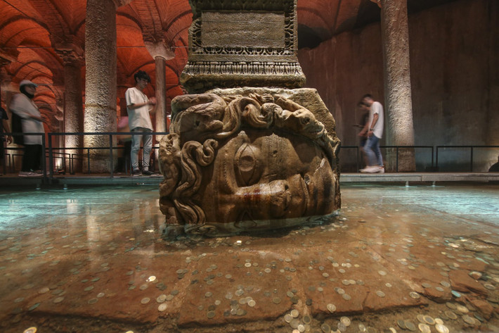 Khi biết được tin này, Sultan Abdul Hamid II đã cho nguời tìm kiếm cỗ quan tài ở Basilica Cistern. Họ tìm thấy quan tài ở một hành lang trong bể chứa ngầm khổng lồ đó. Khi quan tài mở ra, một xác ướp kỳ dị có phần đầu là người và cơ thể như một con rắn khổng lồ xuất hiện.