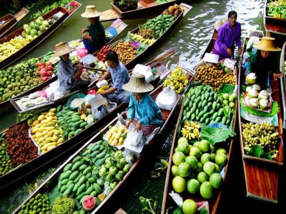 Bên cạnh đó, nét độc đáo của khu chợ nổi này là hàng loạt ghe thuyền bán đồ ăn với những nồi nước dùng sôi sục, bập bềnh trên sông nước. Ngoài các dịch vụ và sản phẩm bán cho khách du lịch thì Damnoen Saduak còn là thiên đường của các loại quả như xoài, chuối, dừa, nho, bưởi…