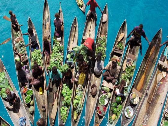 Chợ nổi trên đảo Solomon, Australia: Nằm ở phía đông bắc của Australia, phía đông của Papua New Guinea, Solomon có khu chợ nổi chỉ tập hợp các hàng bán nhỏ lẻ của người dân địa phương nhưng cũng rất đông đúc và nhộn nhịp.