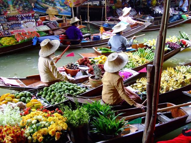 Khu chợ nổi trên hồ Inle, Myanmar trước đây họp 5 ngày một lần và địa điểm tập hợp thường không cố định, mỗi lần họp chợ sẽ ngẫu nhiên chọn một địa điểm ở một khu khác nhau trên hồ.