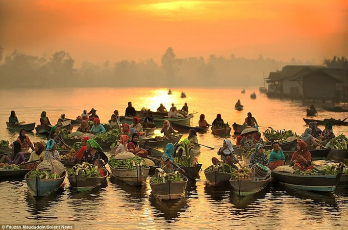 Chợ nổi Lok Baintan ở Nam Borneo là điểm tham quan thu hút nhiều du khách ở Indonesia. Chợ họp từ sáng sớm với các mặt hàng chính là nông sản địa phương như rau, củ, quả.
