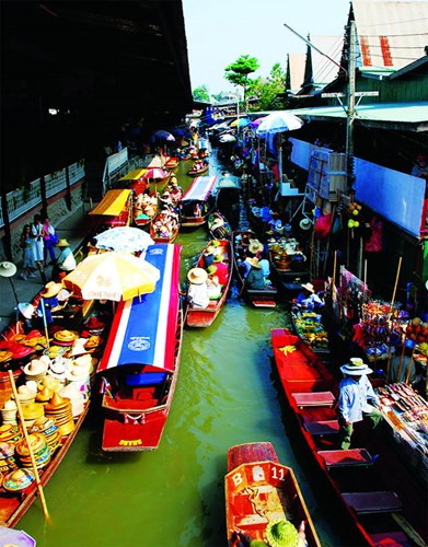 Khu chợ nổi Damnoen Saduak nằm ở Ratchaburi (Thái Lan). Tại đây bán rất nhiều các mặt hàng, từ rau cỏ đến các món ẩm thực, mũ nón...