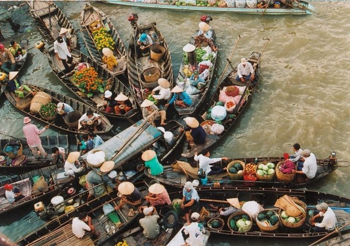 Trang Amusing Planet từngđăng tải loạt ảnh tuyệt đẹp chụp tại các chợ nổi nổi tiếng Việt Nam và ở một số nước Đông Nam Á. Trong đó, chợ nổi Ngã Bảy còn gọi là chợ nổi Phụng Hiệp, thuộc thị xã Ngã Bảy, tỉnh Hậu Giang là chợ nổi độc đáo ở miền Tây.