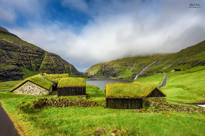 Còn đây là những ngôi nhà mái cỏ trên Quần đảo Faroe. Nhà mái cỏ trở được xem là biểu tượng của Quần đảo Faroe.
