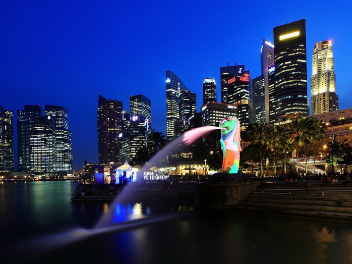 4. Singapore: Thành phố này nổi tiếng với các trung tâm giao thông vận tải và các quy tắc nghiêm ngặt về xả rác. Ngân hàng Thế giới gọi Singapore là "nơi dễ nhất để làm kinh doanh", đó là lý do tại sao các công ty trên khắp thế giới đổ xô tới thành phố này và đẩy giá cả lên cao.
