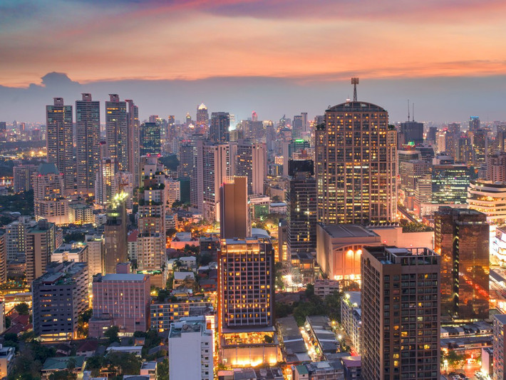 2. Luanda, Angola - Thành phố sinh sống đắt đỏ nhất châu Phi. Chi phí sinh sống ở Luanda đắt đỏ để dành tiền đầu tư vào cơ sở hạ tầng nhằm đáp ứng với sự tăng trưởng GDP không ngừng từ các hoạt động khai thác mỏ.