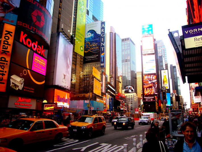 11. New York, Mỹ: Giống như London, thành phố New York nổi tiếng là đắt đỏ để sinh sống. Chi phí sinh hoạt ở New York ngày càng đắt đỏ hơn khi mà nó đã tăng 5 bậc so với năm ngoái. Nếu bạn muốn có một kì nghỉ dài ở New York thì hãy chuẩn bị thật nhiều tiền.