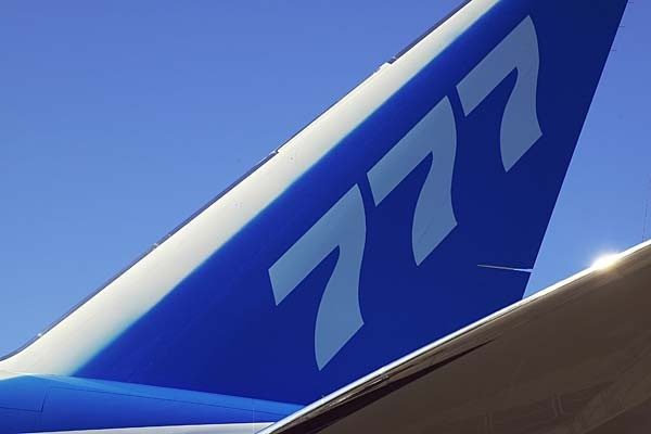 Boeing 777 sử dụng vật liệu siêu nhẹ composite tiên tiến, kết hợp sợi carbon với nhựa cứng ở phần đuôi.