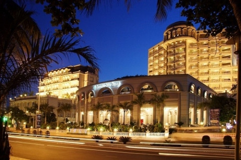 Ngoài ra, đại gia Lê Thanh Thản cùng con rể và con gái hiện còn sở hữu 42,9% cổ phần của CTCP Du lịch Dầu khí Phương Đông, doanh nghiệp đang sở hữu Khách sạn Phương Đông quy mô 120 phòng tại thành phố Vinh, Nghệ An.