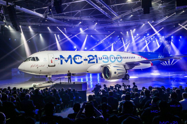 MC-21 là loại máy bay chở khách tầm ngắn và trung, được sản xuất theo các phiên bản MC-21-200 (130-165 chỗ ngồi) và MC-21-300 (169-211 chỗ ngồi).