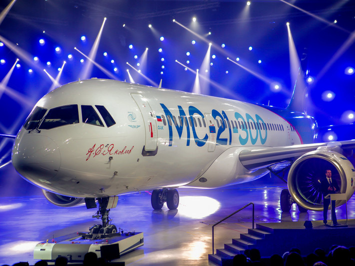 Máy bay chở khách tầm trung MC-21-300 mới được giới thiệu tại nhà máy sản xuất máy bay Irkutsk. MC-21-300 được kỳ vọng mở ra kỷ nguyên mới trong ngành hàng không Nga.