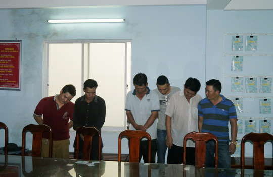 Phá đường dây cá độ bóng đá ở Thủ Đức: Sau nhiều ngày mật phục, ngày 28/6, Công an quận Thủ Đức, TP HCM đã triệt phá đường dây cá độ bóng đá tinh vi núp bóng quán cà phê. Ảnh: Các đối tượng tham gia, tổ chức cá độ bị tạm giữ.