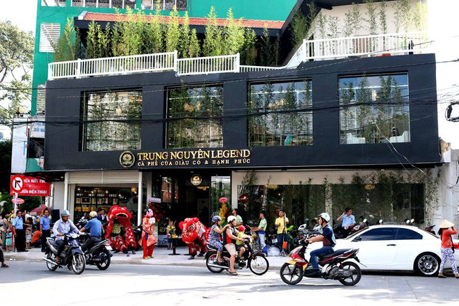 Trước đó cuối năm 2015, báo chí xôn xao về vụ việc ly hôn vợ của đại gia Đặng Lê Nguyên Vũ. Vợ đại gia Đặng Lê Nguyên Vũ (Thành viên HĐQT Công ty CP Cà phê hòa tan Trung Nguyên kiêm Chủ tịch HĐQT Công ty CP Tập đoàn Trung Nguyên) kiện chồng đưa thông tin sai sự thật, gây ảnh hưởng nghiêm trọng đến uy tín” của bà.