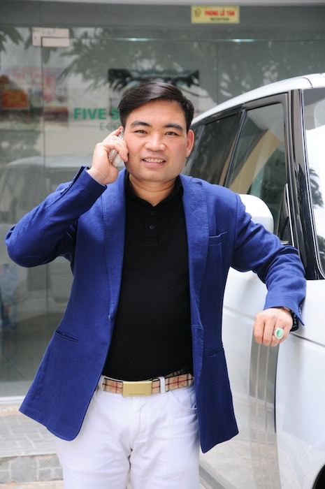 Năm 2012, dư luận cũng xôn xao khi lại xảy ra vụ ly hôn giữa ông Trần Văn Mười (ảnh), Chủ tịch Tập đoàn quốc tế Năm Sao và bà Phạm Thị Hương Giang. Khối tài sản tranh chấp trong vụ ly hôn này là 2.000 tỷ đồng. Điều “khuấy động” dư luận nhất chính là việc bà Giang “tố” chồng đã tẩu tán nhiều tài sản, lập danh sách chủ nợ “ma” nhằm chiếm đoạt tài sản tạo dựng trong thời kỳ hôn nhân.