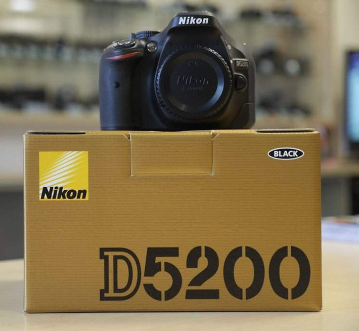 Máy ảnh DSLR Nikon D5200 Body, giá khoảng 8-9 triệu đồng: Sử dụng cảm biến ảnh CMOS kích thước lớn, vi xử lý EXPEED 3 cùng khả năng lấy nét tự động nhanh, Nikon D5200 đem đến cho người dùng khả năng ghi ảnh chất lượng cao trong mọi điều kiện, ngay cả trong trường hợp thiếu sáng.
