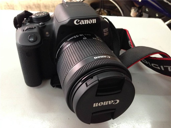Canon EOS 700D, giá khoảng 9,9 triệu đồng: Máy ảnh này đưa cả cụm điều khiển vào màn hình cảm ứng thay vì chỉ sử dụng các nút và vòng quay truyền thống. Điều này đã giúp cho 700D lấy được thiện cảm của người dùng ngay từ khi ra mắt. Bởi lẽ, chiếc máy ảnh này sẽ giúp những nhiếp ảnh gia mới bắt đầu dễ dàng làm quen hơn vì họ sẽ cảm thấy các thao tác điều khiển hệ thống giống như trên điện thoại thông minh.