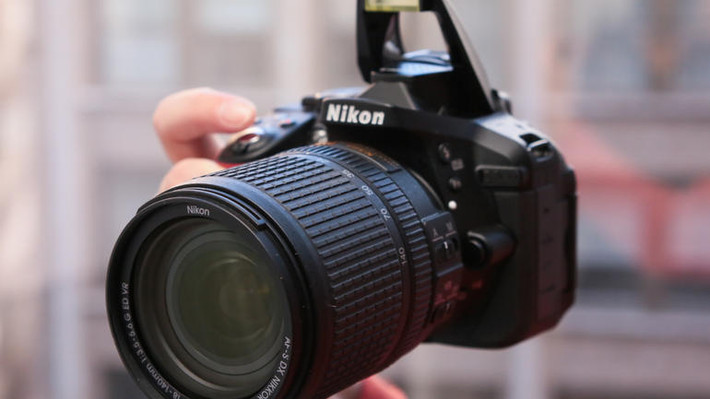Nikon D5300 Body, giá khoảng 9-10 triệu đồng: Nikon và Canon đều là các hãng máy ảnh tốt và đều phổ biến ở Việt Nam. Sử dụng cảm biến quang học mà không có bộ lọc low-pass (OLPF), Nikon D5300 mang lại hình ảnh sắc nét hơn so với hầu hết các máy ảnh trong cùng phân khúc. Nhược điểm của máy này là các thiết lập mặc định chưa tốt lắm và Live View vẫn còn khá chậm khi sử dụng.