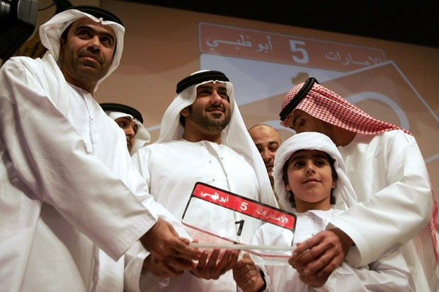 Được biết, biển số "1" mà ông Zarouni mua là biển đăng ký của Sharjah, tiểu vương quốc giàu thứ ba trong UAE. Tuy nhiên, đây không phải là tấm biển số đắt đỏ nhất tại UAE. Năm 2008, biển số 1 của tiểu vương quốc giàu nhất UAE, Abu Dhabi, từng được bán với giá khoảng 14,2 triệu USD.