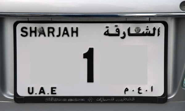 Vị đại gia Arif Ahmed al-Zarouni đến từ Các Tiểu vương quốc Arab thống nhất (UAE) đã mạnh tay chi hơn 5 triệu USD (hơn 120 tỷ đồng) để mua được biển số xe "độc" tại quốc gia này. Với việc trả giá cao gấp 18 lần so với giá khởi điểm, doanh nhân này trở thành chủ nhân của biển đăng ký xe mang số "1" vô cùng đặc biệt. Chia sẻ trên tờ Guff News, vị đại gia này cho biết "Mục tiêu của tôi luôn là số một".