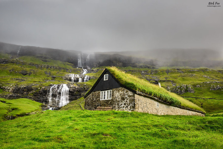 Một ngôi nhà dài có mái cỏ ở Streymoy, Saksun, Quần đảo Faroe.