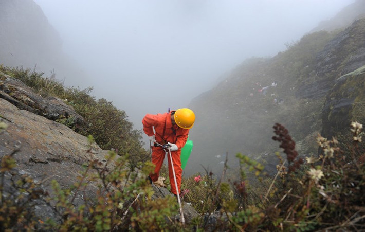 Hàng ngày, ông Peng Wencai (44 tuổi) ở Trung Quốc vẫn đu mình từ độ cao 3.000 m xuống núi để nhặt rác, công việc nguy hiểm khiến nhiều người chứng kiến phải “thót tim”.