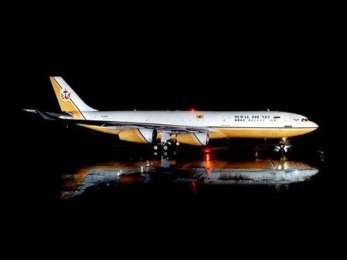 Quốc vương Hassanal cũng sở hữu riêng 1 chiếc Airbus 340, 1 chiếc Boeing 747 và 6 phi cơ nhỏ, 2 trực thăng khác. Nội thất bên trong chiếc máy bay Airbus 340 và Boeing 747 của ông còn được thiết kế riêng với phong cách hoàng gia sang trọng.