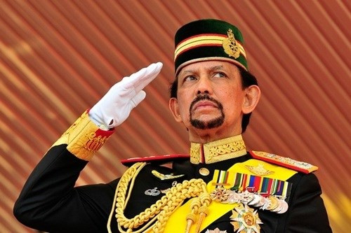 Quốc vương Brunei khiến cả thế giới ngỡ ngàng về tài sản khổng lồ: 7.000 siêu xe, một cung điện rộng lớn dát vàng cả trong lẫn ngoài...