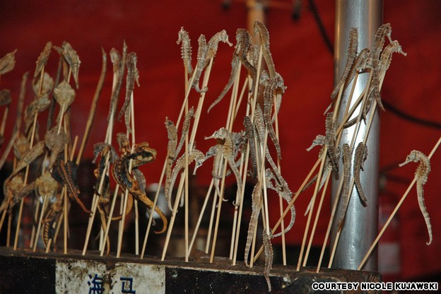 Tại chợ đêm Donghuamen, cá ngựa được xiên que và rán, có vị như cá rán hoặc thịt hun khói. Để có thể nếm món này bạn sẽ phải chi ra khoảng 50 nhân dân tệ (170.000 đồng) cho một xiên.
