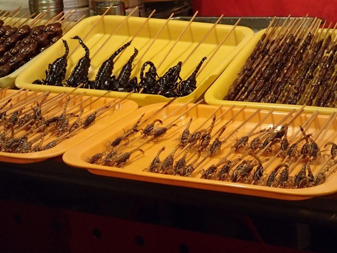 Chợ đêm Donghuamen (Bắc Kinh, Trung Quốc): Hình thành từ năm 1984, đây là điểm đến được nhiều du khách yêu thích. Chợ đêm này có bán nhiều món ăn lạ lùng như nhộng tằm, bò cạp, rết, cá ngựa...