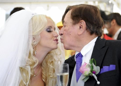 Cathy Schmitz quá gợi cảm và trẻ nếu so với ngài tỷ phú Richard Lugner nhăn nheo đang ở tuổi "gần đất xa trời".