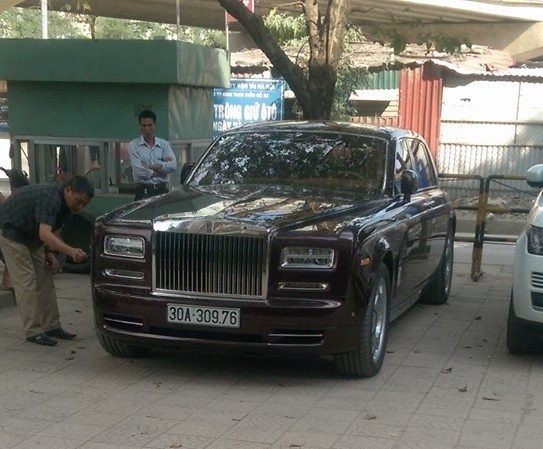 Đi lại bằng siêu xe Rolls Royce đời mới nhưng vẫn kè kè chiếc điếu cày, ông Lê Thanh Thản thường được gọi là ông chủ Mường Thanh hoặc đại gia “điếu cày”. Không ai đo lường được tài sản của doanh nhân này, công ty ông cũng chưa niêm yết trên sàn chứng khoán, nhưng chỉ cần suy xét một chút sẽ thấy đây là đại gia đáng nể với khối gia tài "khủng".