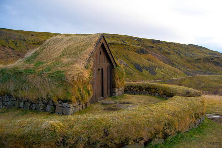 Ngôi nhà mái phủ cỏ mượt mà ở Thjorsardalur, Iceland.