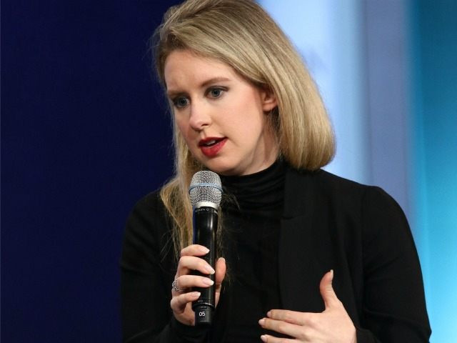 Elizabeth Holmes sở hữu gương mặt xinh đẹp, làn da trắng cùng mái tóc vàng óng.
