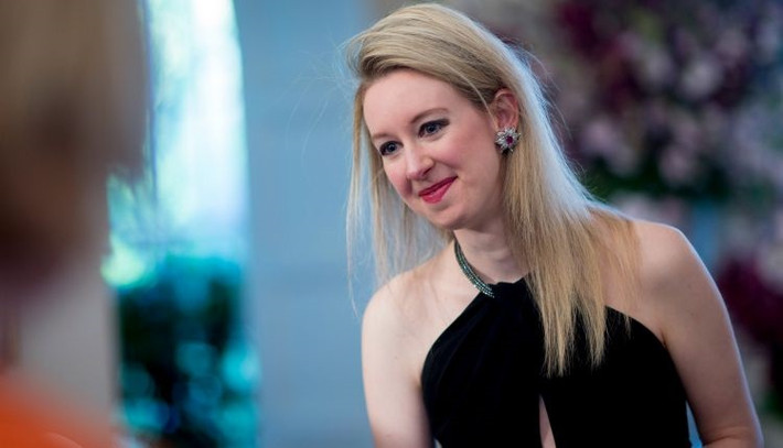 Elizabeth Holmes là người có phong cách thời trang cực kỳ giản dị. Vest và áo sơ mi là trang phục quen thuộc của cô. Ngay cả khi đi sự kiện, phong cách của cô cũng rất giản đơn.