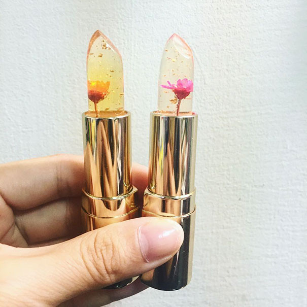 Cũng tương tự như nhiều dòng son thạch khác, son thạch có hoa của Kailijumei thiên về độ dưỡng nhiều hơn, màu sắc thay đổi dựa theo nhiệt độ của môi. Phía công ty Kailijumei khẳng định độ dưỡng ẩm và đổi màu của son tương đồng với dòng son dưỡng của M.A.C.