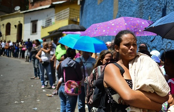 Người dân xếp hàng dài chờ mua hàng tại một siêu thị ở khu phố nghèo Lidice, thủ đô Caracas ngày 27/5. Nhiều siêu thị trên khắp Venezuela, ngay cả tại thủ đô Caracas, luôn trong tình trạng cháy hàng.