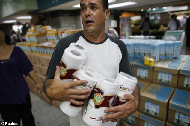 Venezuela đối mặt với tình trạng khan hiếm giấy vệ sinh trong nhiều tháng qua. Nhiều người dân cho biết họ phải xếp hàng dài trong nhiều giờ để mua những cuộn giấy ở thị trường chợ đen. Mặt hàng này được bán với giá cao hơn rất nhiều lần so với các địa điểm cung cấp hàng do chính phủ điều hành.